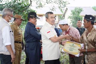 Bupati Wardan Dampingi Gubri Serahkan Sertifikat RLH di Desa Tanjung Baru
