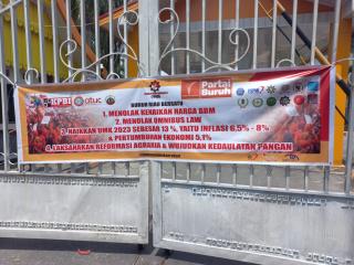 Persatuan Buruh Segel Gerbang DPRD Riau, Tolak Kenaikan Harga BBM