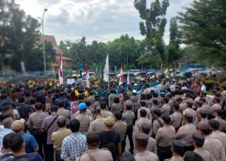 Minta Turunkan Harga BBM, Seribuan Mahasiswa Unjuk Rasa di Kantor DPRD RiauÂ 
