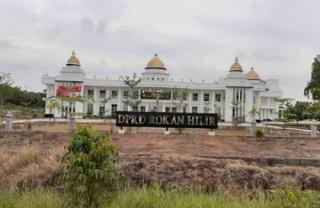 BBM Naik, Wakil Rakyat Rohil Malah Plesiran ke Lombok, Mahasiswa Segel Kantor DPRD