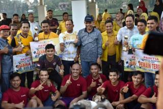 Pj Bupati Tutup Turnamen Piala PK Golkar Kampar Cup di Desa Batu Belah