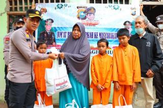 Polres Inhu Bantu Janda Pengasuh Yatim Piatu