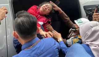 Dugaan Korupsi, Wanita Emas Ini Histeris Tak Mau Masuk Mobil Tahanan