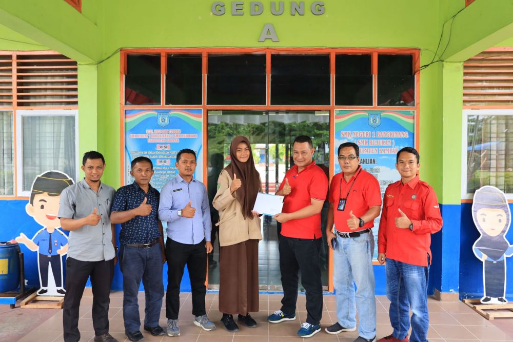 PLN Riau-Kepri Berikan Dana Pendidikan bagi 4 Anggota Paskibraka Nasional
