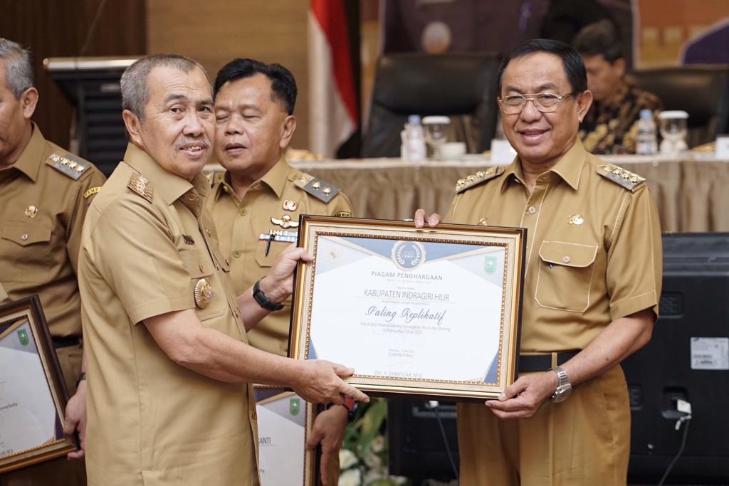 Sukses Turunkan Stunting, Pemkab Inhil Terima Penghargaan dari Gubri