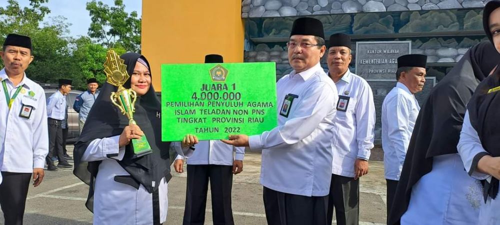 Kakanwil Kemenag Riau Beri Penghargaan Penyuluh Agama Islam Teladan 2022
