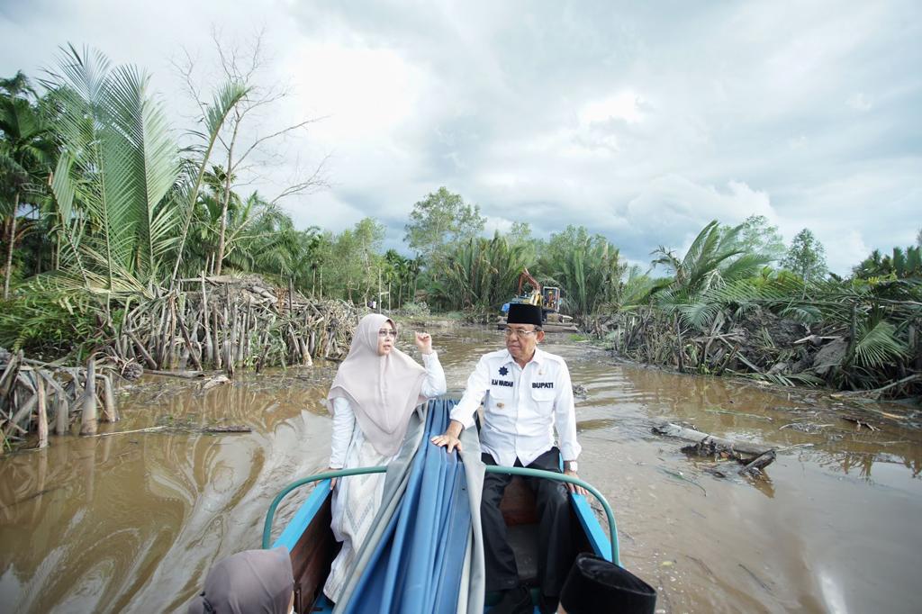 Bupati Tinjau Progres Normalisasi Kanal DEsa Tekulai Hulu
