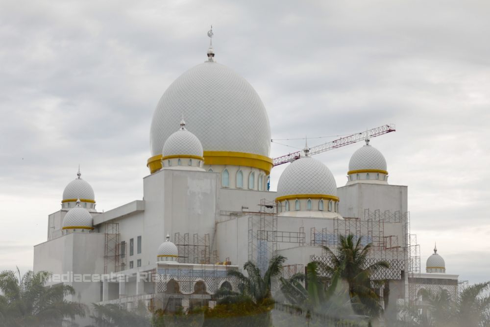 Siang Ini, Gubri Salat Jumat Perdana di Mesjid Nurul Wathan Palas Rumbai