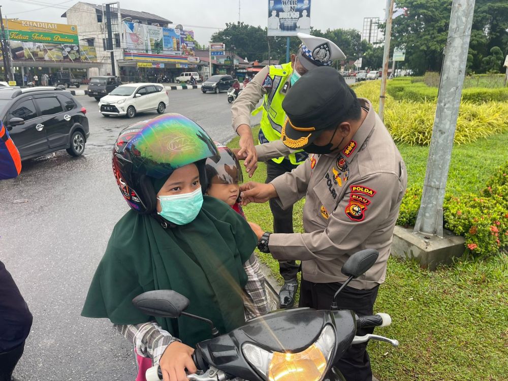 Satlantas Polresta Pekanbaru Kembali Bagikan Helm Gratis