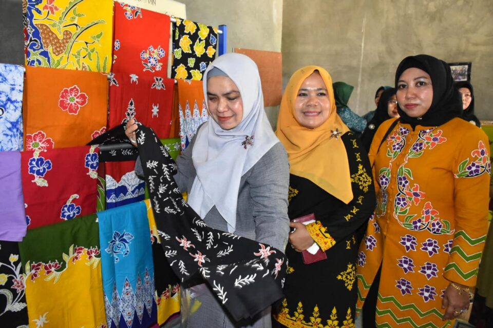 Ketua Dekranasda Deswita Kamsol Tinjau Kerajinan yang ada di Kampar