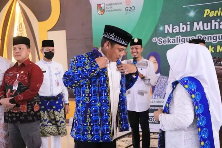 Pj Walikota Pekanbaru Dikukuhkan Sebagai Bapak BKMT, Begini Harapan Muflihun