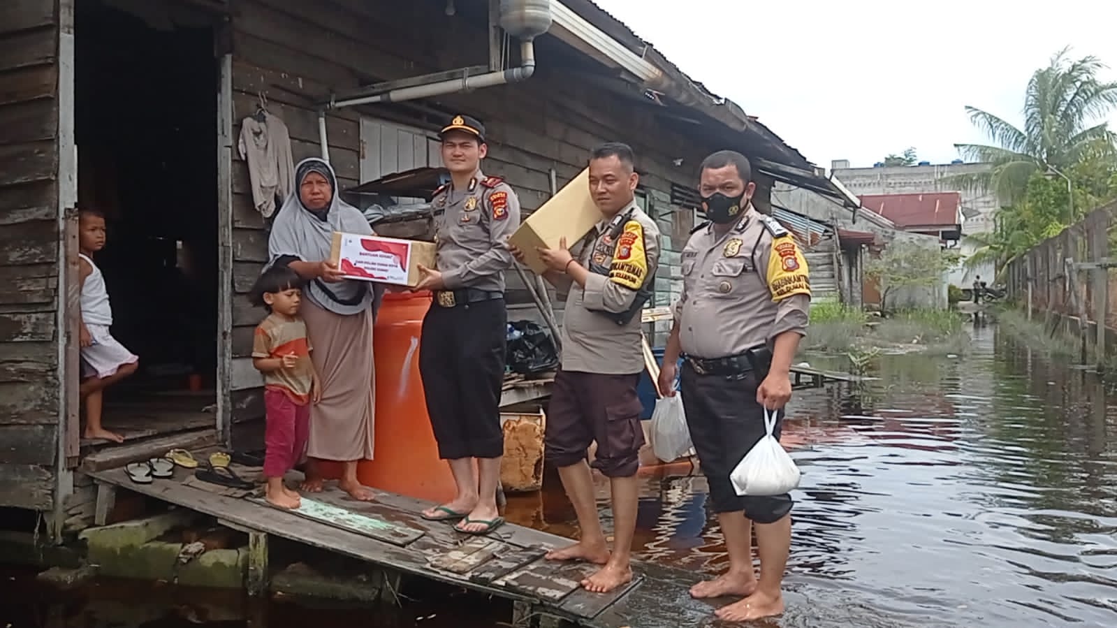 Kapolsek Serahkan Bantuan untuk Korban Banjir Rob di Dumai