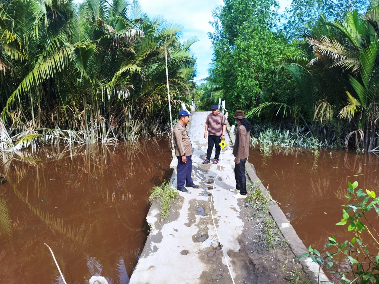 Dinas PUTR Inhil Tinjau Langsung Jembatan Parit Lebai Desa Sungai Rukam yang Rusak