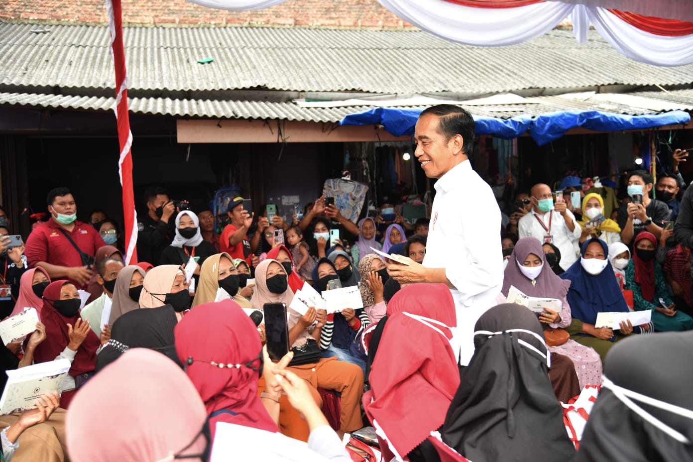Serahkan Bansos di Pasar Toboali Bangka Selatan, Presiden: Gunakan untuk Penuhi Gizi Anak