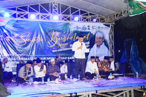 Meski Diguyur Hujan, Sholawatan dan Tausiah Hari Santri Tetap Begemuruh