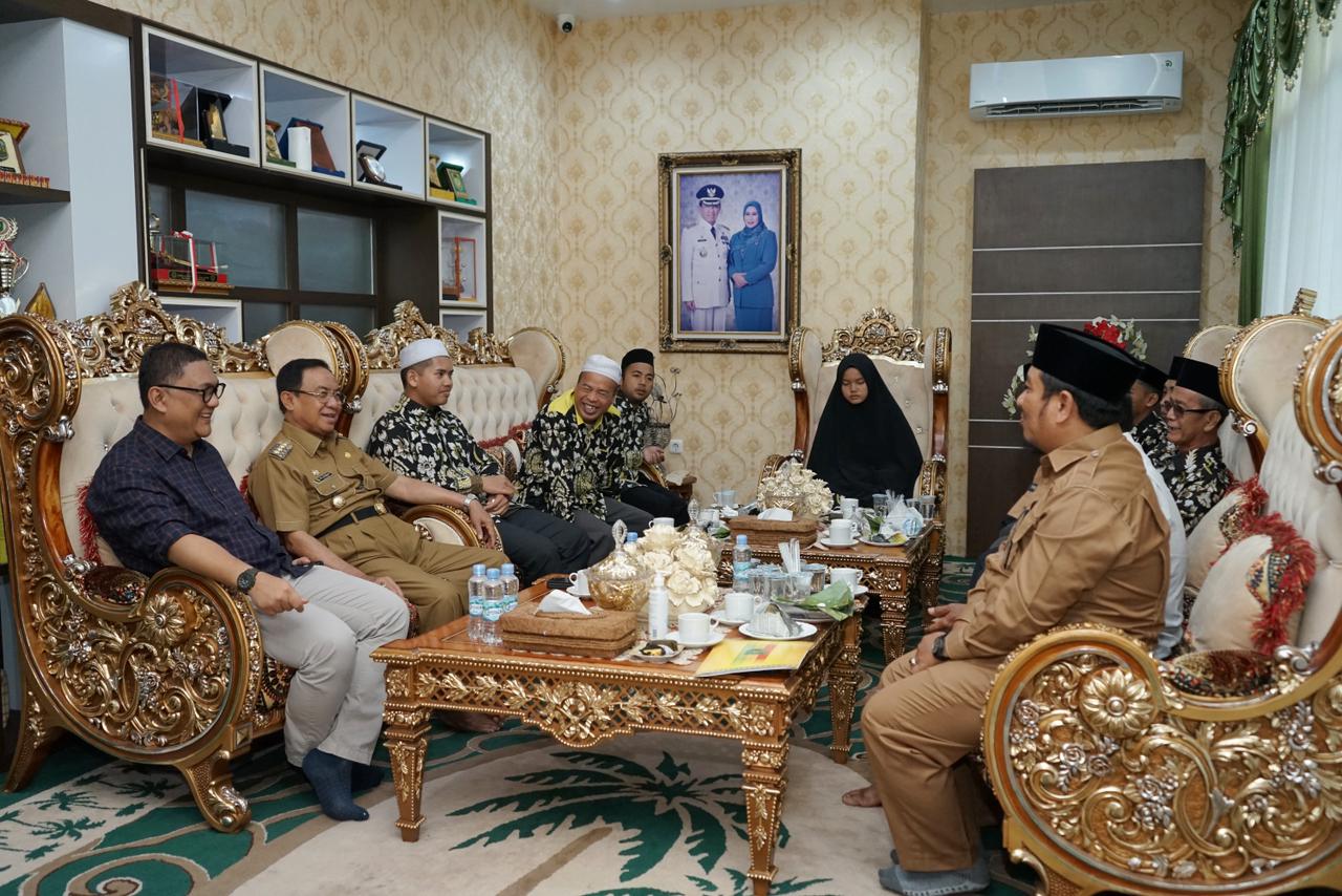 Bupati Wardan Umrahkan 10 Orang Berprestasi yang Mengharumkan Nama Inhil