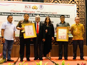 Kapolda Riau Dapat Penghargaan dari Komnas Perlindungan Anak dan Polisi Selebriti