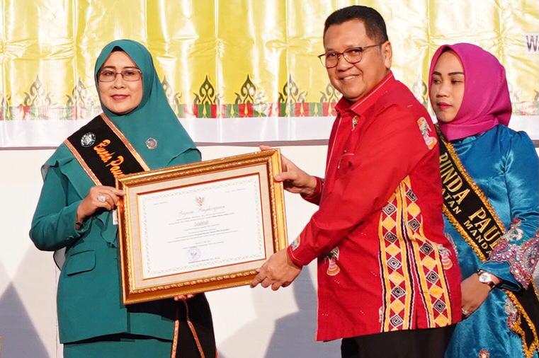 Zulaikhah Wardan Terima Penghargaan Apresiasi Bunda PAUD Tingkat Nasional 2021