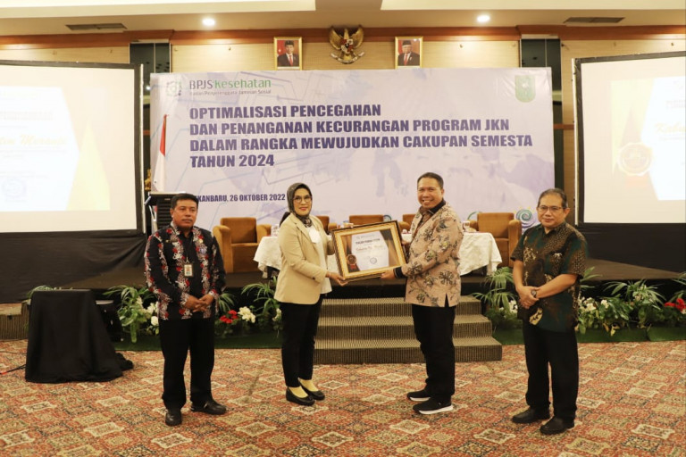 Pemkab Meranti Terima Penghargaan UHC 2022 dari BPJS Kesehatan