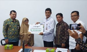 Kepala DKP Riau Serahkan Dana Zakat 80 Juta untuk 20 Mustahiq