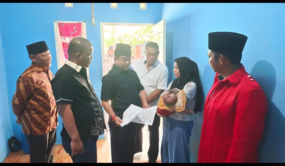 Politisi PDI-P Syafaruddin Poti dan Robin Hutagalung Bawa Bayi Penderita Tumor Ke RSUD Arifin Achmad