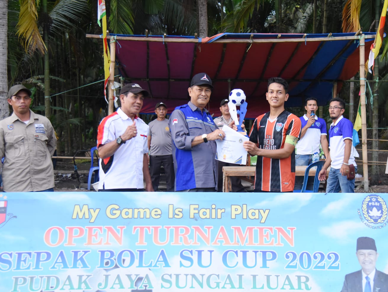 Wabup Syamsuddin Uti Tutup Turnamen Sepakbola Pudak Jaya