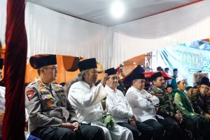 Meski Diguyur Hujan Deras, Gubri dan Wagubri Tetap Hadir di Riau Bersholawat