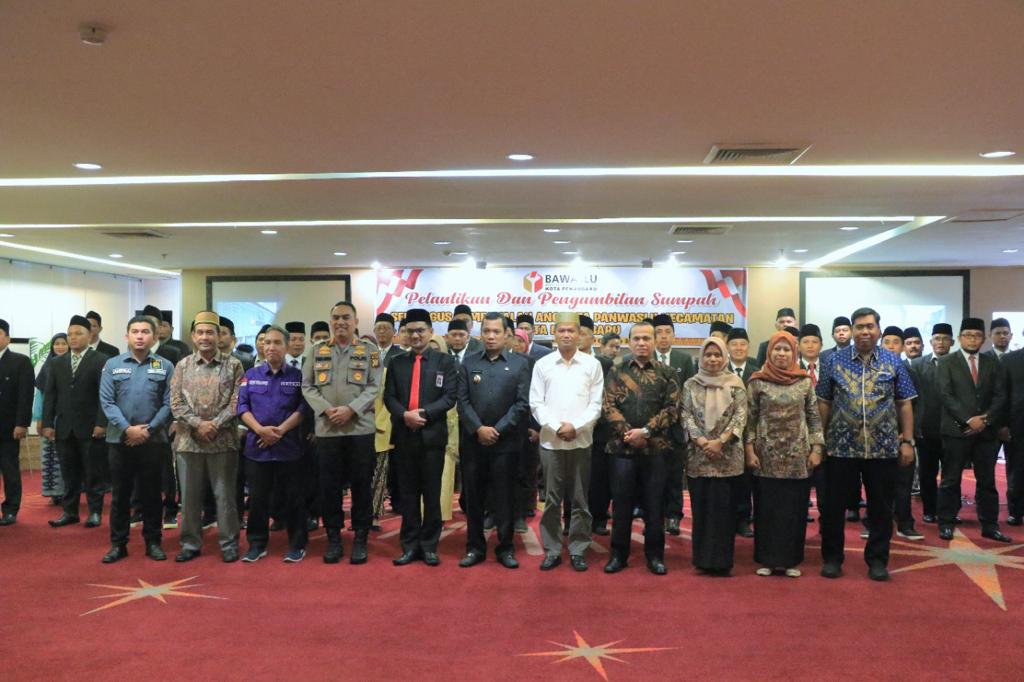 Pj Wako Hadiri Pelantikan dan Pengambilan Sumpah Jabatan Panwascam Pemilu 2024 Kota Pekanbaru