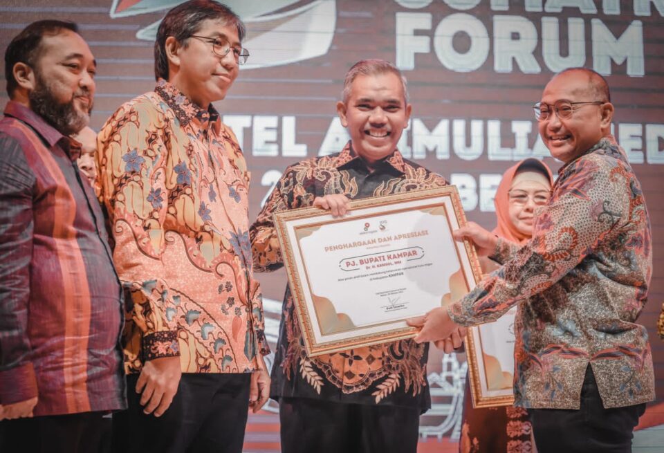 Pj Bupati Kampar Terima Penghargaan Stakeholder Ke-2 NSF SKK Migas – KKKS Sumbagut
