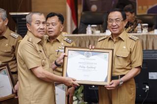 Sukses Turunkan Stunting, Pemkab Inhil Terima Penghargaan dari Gubri