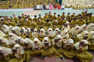 Gubernur Riau Syamsuar Serahkan 166 Wakaf Alquran di MAN 1 Pekanbaru