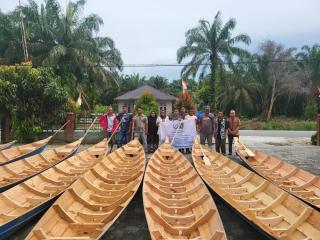 Haswinda Serahkan Beberapa Sampan untuk Warga Kampar Utara dan Tambang