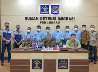 Lagi, Kemenkunham Deportasi 6 WNA Bangladesh ke Negara Asalnya