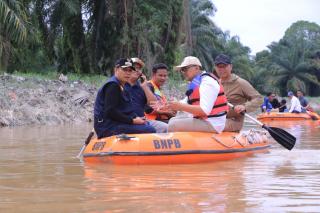 Pj Wali Kota Pekanbaru Bersama Tim Bappenas RI Menyusur Aliran Sungai Sail