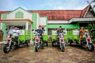 BRK Syariah Berikan Bantuan 5 Unit Motor Penganggut Sampah ke Pemko Dumai