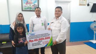 BP Jamsostek Cabang Inhil Serahkan Santunan Rp 42 Juta Kepada Ahli Waris Non ASN Dishub