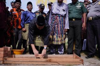 Gubri Syamsuar Lakukan Peletakan Batu Pertama Pembangunan Masjid di Bengkalis