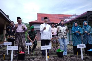 Gubri Tanam Cabai dan Salurkan Bansos Rp3,25 Miliar di Bengkalis