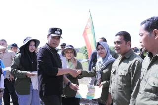 Pj Wali Kota Pekanbaru Serahkan Penghargaan Bagi Penyuluh Pertanian dan Saprodi