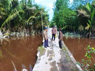 Dinas PUTR Inhil Tinjau Langsung Jembatan Parit Lebai Desa Sungai Rukam yang Rusak
