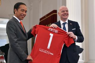 Presiden Jokowi dan Presiden FIFA Sepakat Lakukan Transformasi Menyeluruh Sepak Bola Indonesia