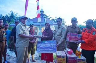 Bupati Siak Alfedri Tinjau Banjir di Kampung Mengkapan Sungai Apit, Penghulu Ucapkan Terimakasih