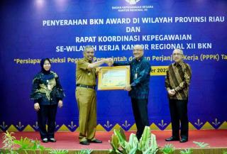 Pj Bupati Kampar Terima Langsung Penghargaan Peringkat III BKN Award 2022