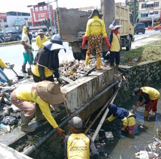 PUPR Pekanbaru Gesa Penanganan Sampah di Drainase Tabek Gadang
