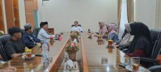 Selamat Jalan! Kakanwil Kemenag Riau Lepas Siswa MAN 1 Pekanbaru ke Timur Tengah