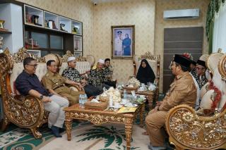 Bupati Wardan Umrahkan 10 Orang Berprestasi yang Mengharumkan Nama Inhil