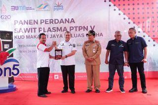 Gubernur Riau Syamsuar Dianugerahi sebagai Bapak Petani Plasma Riau
