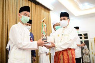 Gubri Serahkan Hadiah Pemenang Lomba Tahfidz Tingkat SMA se-Riau