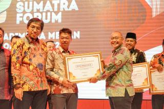 Bupati Rohil Terima Penghargaan dari SKK Migas