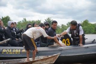 Polri dan Wartawan Salurkan 150 Paket Sembako kepada Korban Banjir di Melebung